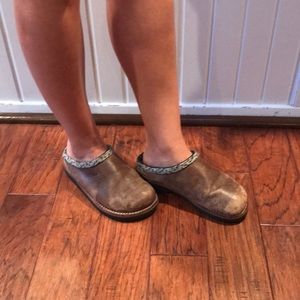 simple shoes brown clogs